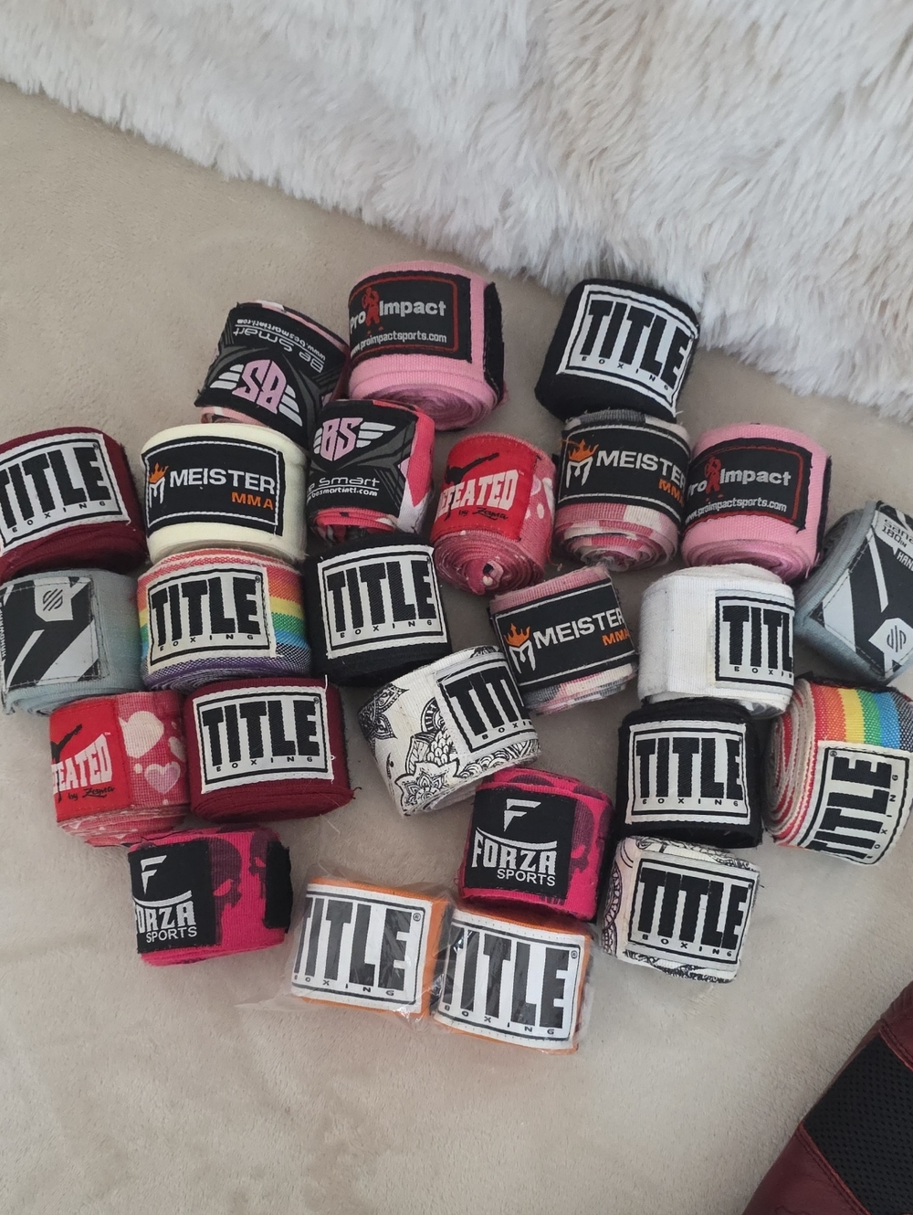 18 oz Title Boxing Leather Gloves + 26 Hand Wraps Lot MMA Boxing Training Bundle - Picture 2 of 13